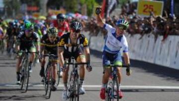 Caleb Ewan y Youcef Reguigui en una etapa del Tour de Langkawi.