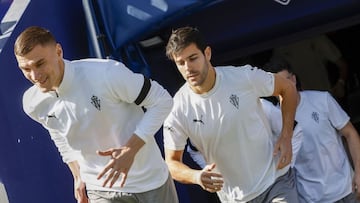 08-03-25. MARAS Y RÓBER PIER ANTES DE INICIAR EL CALENTAMIENTO DEL SPORTING PREVIO A UN PARTIDO.