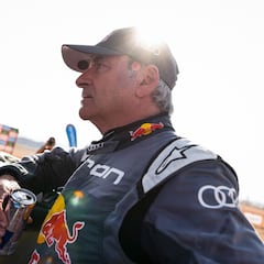 La odisea de Sainz: subió el coche a unas rocas ¡para cambiar una rueda!