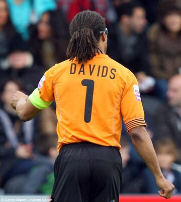 En el final de su carrera, con el Barnet FC de Inglaterra, el legendario futbolista neerlandés portó el '1' en la espalda.
