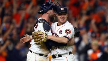 Brad Peacock se abraza a Brian McCann tras la victoria de los Houston Astros sobre Los Angeles Dodgers.