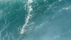 El surfista de olas grandes Mason Barnes en el bottom de la que podr&iacute;a ser la ola m&aacute;s grande jam&aacute;s surfeada, en Nazar&eacute; (Portugal), el 29 de octubre del 2020. 