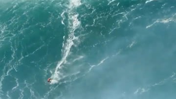 El surfista de olas grandes Mason Barnes en el bottom de la que podr&iacute;a ser la ola m&aacute;s grande jam&aacute;s surfeada, en Nazar&eacute; (Portugal), el 29 de octubre del 2020. 