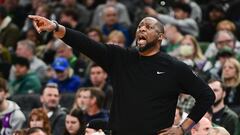 Adrian Griffin, ya exentrenador de Milwaukee Bucks, da instrucciones frente a Boston Celtics.