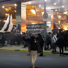 ¡Una multitud!: así recibió la hinchada al plantel de Colo Colo en Argentina