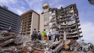 El personal de b&uacute;squeda y rescate trabaja en el lugar donde se derrumb&oacute; un complejo de condominios de Florida en Surfside, Miami, EE. UU., En esta imagen del 2 de julio de 2021.