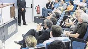 <b>EXPECTACIÓN. </b>Aficionados, periodistas y socios del Real Madrid escucharon atentamente las palabras de Lorenzo Sanz en el Foro Ferrándiz-AS.