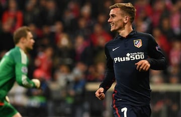 Antoine Griezmann celebra su gol con Neuer a la espalda.