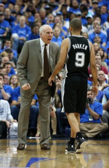 Bronca de Popovich a Parker en plena remontada de los Mavericks. 