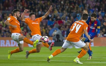 Lionel Messi scores against Osasuna.