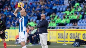 LAS PALMAS DE GRAN CANARIA, 22/12/2024.- El entrenador del Espanyol Manuel González durante el partido de la jornada 18 de LaLiga EA Sports contra la UD Las Palmas, disputado este domingo en el Estadio de Gran Canaria en Las Palmas de Gran Canaria. EFE/ Quique Curbelo