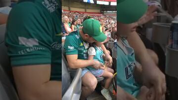 Vídeo: Padre le narra a su hija invidente un juego de futbol en el estadio y se vuelve viral