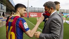 Pedri junto a Laporta.