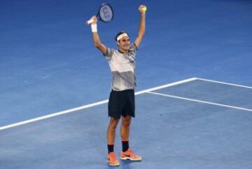 Roger Federer celebra su victoria en la final del Open de Australia ante Rafa Nadal.