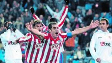 <b>DE CABEZA. </b>En el tiempo añadido, Antonio López le ganó la partida a toda la defensa sevillista y marcó de cabeza. Nada más conseguirlo lo celebró de esta manera.