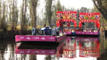 Un monoplaza de Fórmula E sobre una barcaza en el Lago de Xochimilco (México).