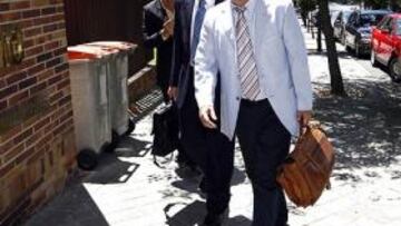 <b>REUNIÓN. </b>Gerardo González Movilla y Alberto, presidente y secretario de AFE, llegando ayer a la LFP.