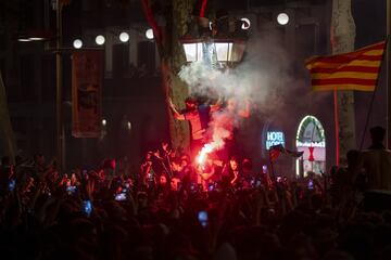 Cientos de aficionados del Ftbol Club Barcelona celebran en la fuente de Canaletas, uno de los lugares emblemticos de la ciudad, la conquista de LaLiga 2025 tras la victoria 2-0 sobre el RCD Espanyol.