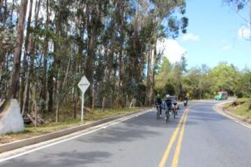 Nairo Quintana hizo un recorrido de casi 400 kil&oacute;metros por Boyac&aacute;. No es nada raro, son las carreteras de su tierra que conoce como la palma de su mano y en las que siempre entrena. Lo diferente esta vez fue que lo hizo ante los ojos de la prensa. Fue un recorrido lleno de expectativa por ver al ciclista que har&aacute; so&ntilde;ar a Colombia en el Tour de Francia y en el que tambi&eacute;n hubo un momento para parar a comer una rica arepa boyacense.