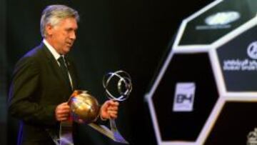 Ancelotti, recogiendo uno de los m&uacute;ltiples premios que le han sido concedidos este 2015.