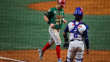 AME2312. CARACAS (VENEZUELA), 06/02/2023.- José Cardona (i) de Los Cañeros de Los Mochis de México anota una carrera contra Los Leones del Caracas de Venezuela hoy, durante un juego de la quinta jornada de la Serie del Caribe 2023 en Caracas (Venezuela). EFE/ Miguel Gutiérrez
