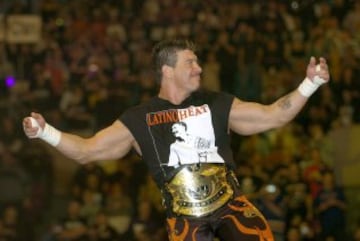 El emblemático luchador mexicano-estadounidense fue factor para que la lucha libre de aquel país permeara en América Latina. En la WWE, además del título de campeón mundial, también se adjudicó la Triple Corona y el Grand Slam Championship. Lamentablemente falleció en 2005 por una enfermedad cardiaca, pero abrió paso para que otros luchadores latinos tuvieran un papel sobresaliente en la lucha libre del norte.