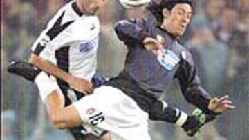 <b>EN CAÍDA LIBRE</B>. La Juve, como Camoranesi en la imagen ante Favalli, cayó con estrépito en Roma.