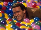 Arnold Schwarzenegger explica por qué ‘Un padre en apuros’ es la mejor película navideña de la historia: “Todavía me llama por los derechos”