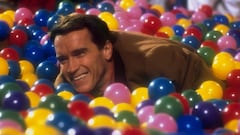 Arnold Schwarzenegger explica por qué ‘Un padre en apuros’ es la mejor película navideña de la historia: “Todavía me llama por los derechos”