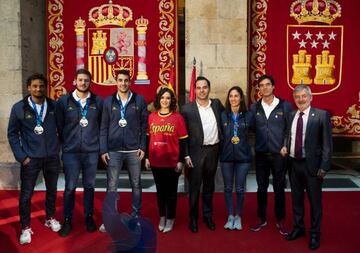 Isabel Díaz-Ayuso, presidenta regional, recibió a los integrantes de ambas selecciones.