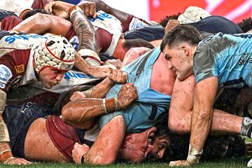 Varios jugadores de Waratahs y de Queensland Redsse se miden en una dura y espectacular melé durante el partido de la 13ª jornada del Súper Rugby Pacific en el Allianz Stadium de Sídney. El Súper Rugby es el campeonato profesional de rugby más importatnte del hemisferio sur. Enfrenta a equipos de Nueza Zelanda, Australia, Fiyi, Tonga y Samoa.