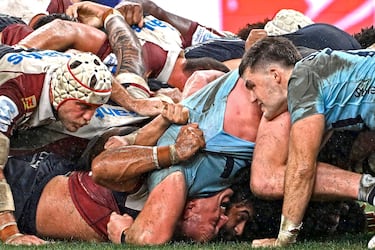 Varios jugadores de Waratahs y de Queensland Redsse se miden en una dura y espectacular melé durante el partido de la 13ª jornada del Súper Rugby Pacific en el Allianz Stadium de Sídney.  El Súper Rugby es el campeonato profesional de rugby más importatnte del hemisferio sur. Enfrenta a equipos de Nueza Zelanda, Australia, Fiyi, Tonga y Samoa.