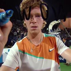 El ruso Rublev le manda a Putin este mensaje firmado en la cámara con el mundo de testigo