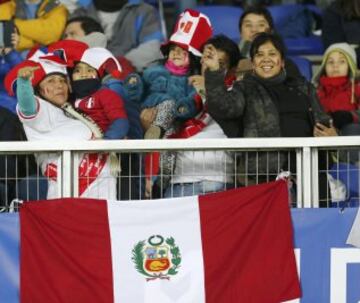 Peru fans cheer ahead of the team's Copa America 2015 third-place soccer match against Paraguay at Estadio Municipal Alcaldesa Ester Roa Rebolledo in Concepcion, Chile, July 3, 2015. REUTERS/Mariana Bazo