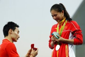 La clavadista china He Zi, medallista de plata en los clavados 3 metros trampolín, recibió la propuesta de matrimonio de su novio y también clavadista Qin Kai, que fue bronce en la prueba de trampolín 3 metros sincronizado.