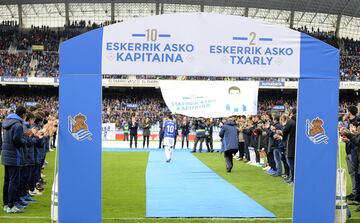 Prieto fue uno de los ‘One club men’ históricos de LaLiga y un jugador histórico en la Real Sociedad. El habilidoso medio centro colgó las botas en la campaña 2017-2018 y dejó un hueco imposible de rellenar en el recuerdo de la parroquia txuri-urdín. Anoeta se volcó en su despedida a la cuál acudieron varias leyendas del club donostiarra. 