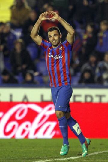 El delantero del Levante Barral celebra tras marcar el primer gol ante el Málaga. 1-1.