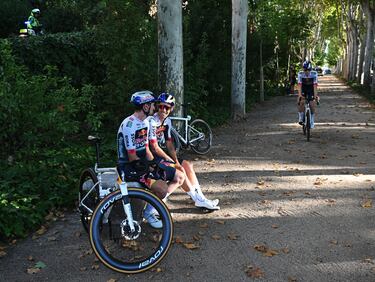 Nico Denz y Ben Zwiehoff sentados en un banco tras el paro del pelotón en la última etapa de La Vuelta. 