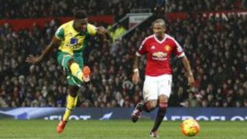Alexander Tettey logra el segundo gol del Norwich City ante el Manchester United en el partido entre los dos equipos en Premier League disputado en Old Trafford.