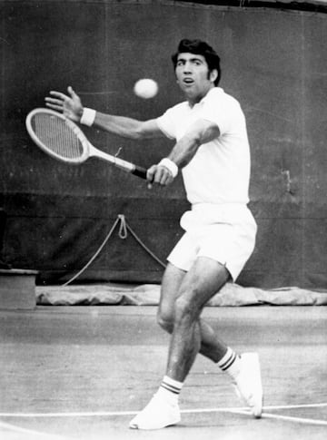 En 1974 alcanzó la final de Roland Garros. Allí fue derrotado por la joven promesa sueca, el legendario Björn Borg en 5 sets