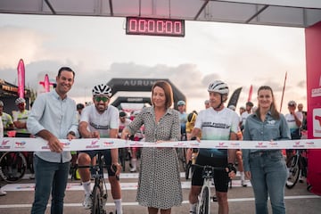 Contador, en el corte de cinta junto a Pedro Delgado.