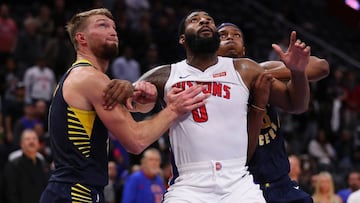 Andre Drummond, ante dos rivales durante un partido de los Detroit Pistons
