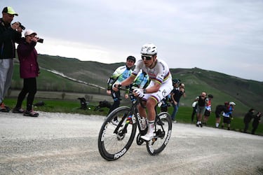 Pogacar arrasa en la Strade Bianche y desempata con Cancellara
