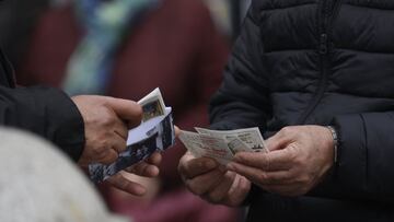 Una persona con varios d&eacute;cimos de loter&iacute;a de Navidad