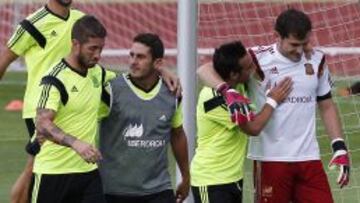 BUEN ENTENDIMIENTO. Ramos abraza a Koke, con peto gris, mientras Cazorla bromea con Casillas.