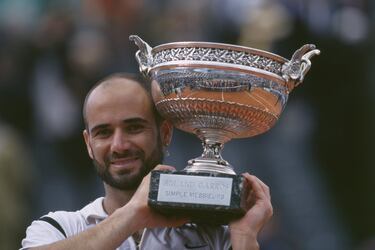 4 Open Australia, 1 Roland Garros, 1 Wimbledon y 2 US Open. Una de las grandes figuras del tenis en la década de los 90. Pese a ser superado por Pete Sampras en número de títulos y semanas como número 1, Agassi tuvo un honor que no pudo igualar su compatriota: conquistar todos los títulos de Grand Slam. A ‘Pistol Pete’ se le resistió Roland Garros.