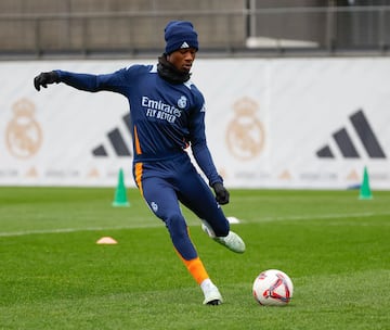 Camavinga golpea baln en el entrenamiento de hoy, sbado.