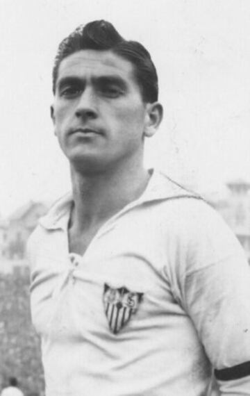 Jugó desde 1943 hasta 1959. Es el jugador sevillista con más partidos disputados, en total 414. 