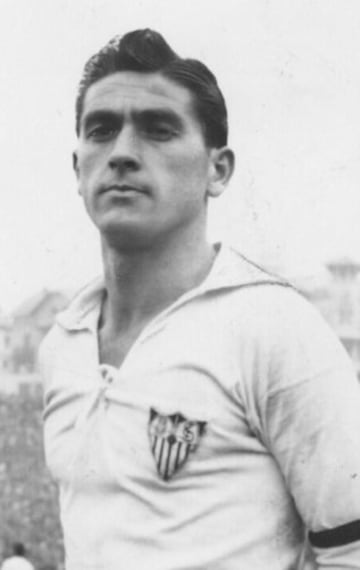 Jugó desde 1943 hasta 1959. Es el jugador sevillista con más partidos disputados, en total 414.