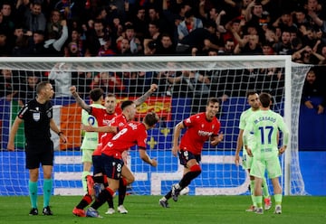 4-1 Abel Bretones recupera el balón ante Lamine Yamal en la frontal del área culé y saca un zurdazo que sorprende a Iñaki Peña.